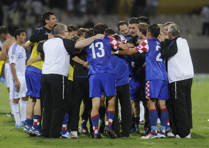Tel Aviv, 091010.
Ramat-Gan Stadion.
Kvalifikacijska nogometna utakmica grupe F izmedju Izraela i Hrvatske za Euro 2012 u Poljskoj i Ukrajini.
Na slici: svi igraci i stozer na okupu na centru terena nakon pobjede u Izraelu.
Foto: Drago Sopta / CROPIX