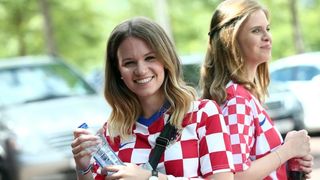Hrvatski navijači okupirali Saint-Etienne pred utakmicu između Hrvatske i Češke. Photo: Sanjin Strukić/PIXSELL