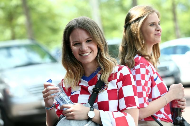 Hrvatski navijači okupirali Saint-Etienne pred utakmicu između Hrvatske i Češke. Photo: Sanjin Strukić/PIXSELL