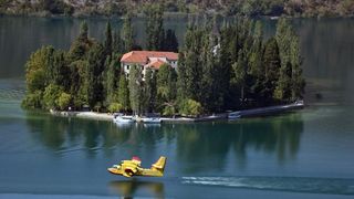 Piloti kanadera oduševljavali spektakularnim uzimanjem vode iz Visovačkog jezera Piloti kanadera oduševljavali spektakularnim uzimanjem vode iz Visovačkog jezera