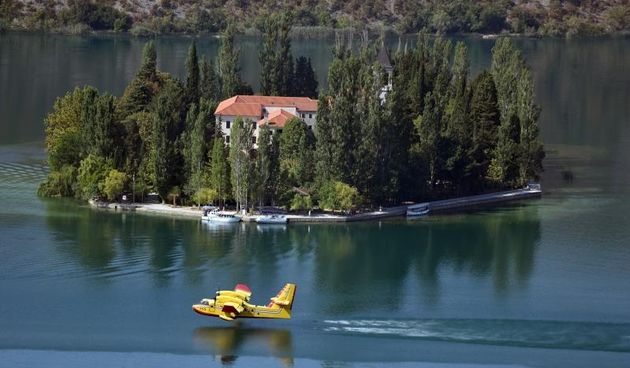 Piloti kanadera oduševljavali spektakularnim uzimanjem vode iz Visovačkog jezera