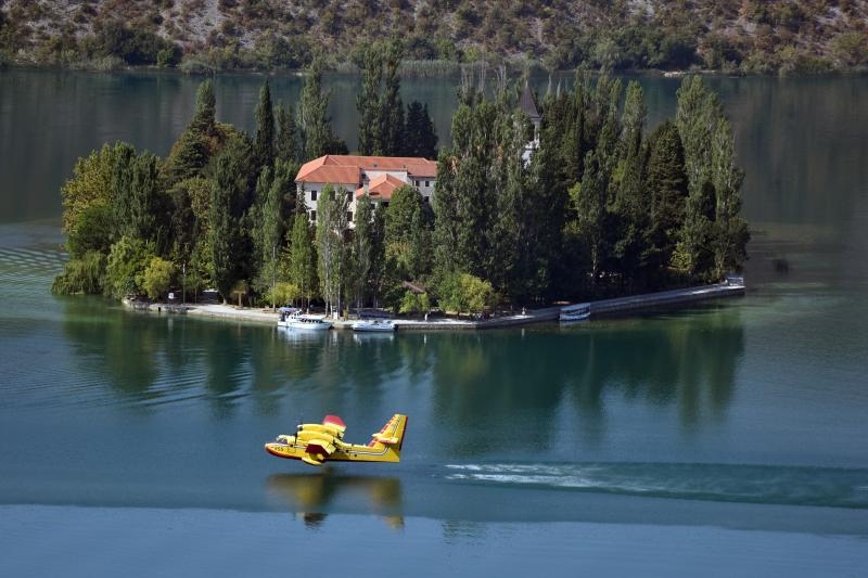 Piloti kanadera oduševljavali spektakularnim uzimanjem vode iz Visovačkog jezera Piloti kanadera oduševljavali spektakularnim uzimanjem vode iz Visovačkog jezera