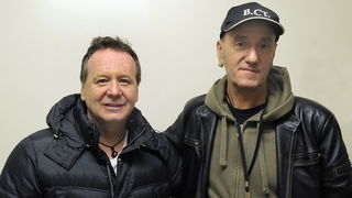 Split, 131109.
Skotski band “Simple Minds odrzao koncert u splitskoj  Spaladium Areni. Kao predgrupa nastupio je trio Vlatko Stefanovski.
Na fotografiji:  Jim Kerr i Vlatko Stefanovski nakon koncerta.
Foto: Jadran Babic / CROPIX