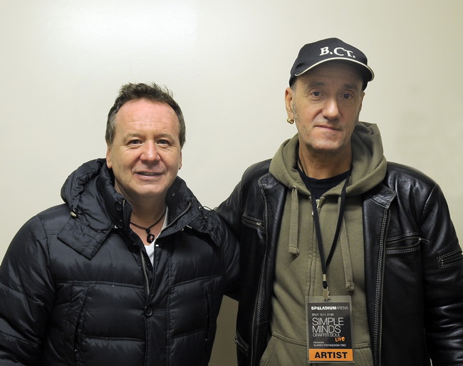 Split, 131109.
Skotski band “Simple Minds odrzao koncert u splitskoj  Spaladium Areni. Kao predgrupa nastupio je trio Vlatko Stefanovski.
Na fotografiji:  Jim Kerr i Vlatko Stefanovski nakon koncerta.
Foto: Jadran Babic / CROPIX