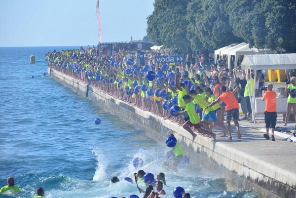 10. dm Millennium Jump na zadarskoj rivi – 3 tisuće skakača poslalo prekrasnu priču u svijet 10. dm Millennium Jump na zadarskoj rivi – 3 tisuće skakača poslalo prekrasnu priču u svijet