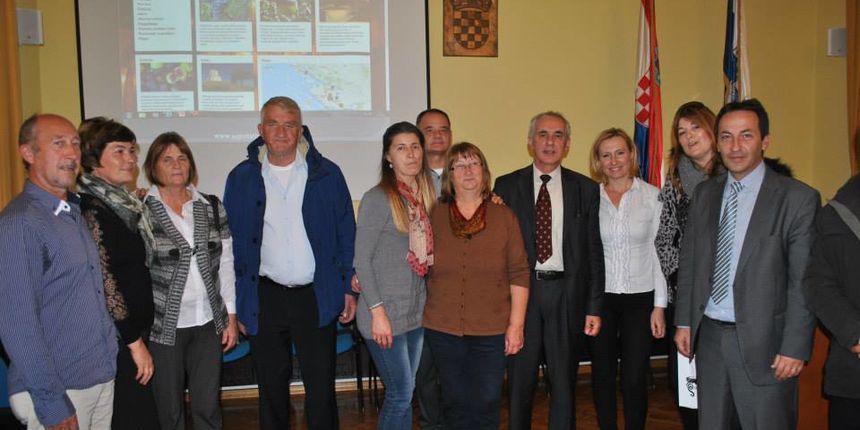 U ponedjeljak, 8. prosinca 2014. godine, u Domu Županije župan Stipe Zrilić organizirao je primanje za dobitnike priznanja Suncokret ruralnog turizma i oznake Hrvatski otočni proizvod te vinare nagrađene na Sabatini i uljare nagrađene na Noćnjaku. U ponedjeljak, 8. prosinca 2014. godine, u Domu Županije župan Stipe Zrilić organizirao je primanje za dobitnike priznanja Suncokret ruralnog turizma i oznake Hrvatski otočni proizvod te vinare nagrađene na Sabatini i uljare nagrađene na Noćnjaku.