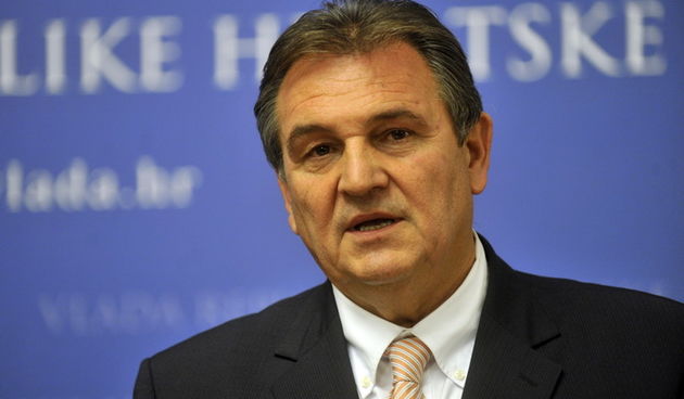 Zagreb, 141112.Trg svetog Marka, Banski dvori.Na izvanrednoj konferenciji za novinare Radimir Cacic podnio je ostavku na mjesto prvog potpredsjednika Vlade RH zbog pravomocne presude madjarskog suda po kojoj mora odsluzit 11mj. zatvora.Na fotografiji: