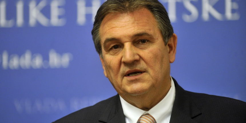 Zagreb, 141112.Trg svetog Marka, Banski dvori.Na izvanrednoj konferenciji za novinare Radimir Cacic podnio je ostavku na mjesto prvog potpredsjednika Vlade RH zbog pravomocne presude madjarskog suda po kojoj mora odsluzit 11mj. zatvora.Na fotografiji: Zagreb, 141112.Trg svetog Marka, Banski dvori.Na izvanrednoj konferenciji za novinare Radimir Cacic podnio je ostavku na mjesto prvog potpredsjednika Vlade RH zbog pravomocne presude madjarskog suda po kojoj mora odsluzit 11mj. zatvora.Na fotografiji: