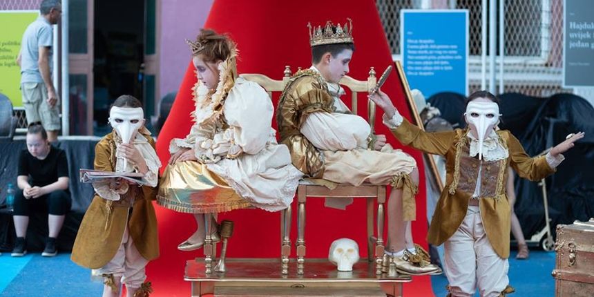 Carevo novo ruho, Drama plus