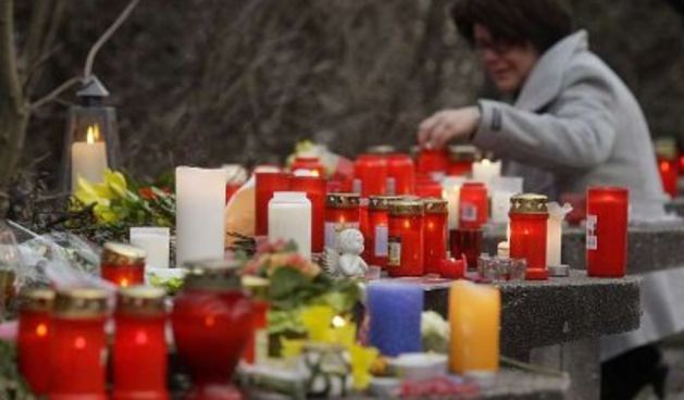 Učenici pale svijeće ispred škole Albertville-Realschule u Winnendenu (Foto: Javno.hr)