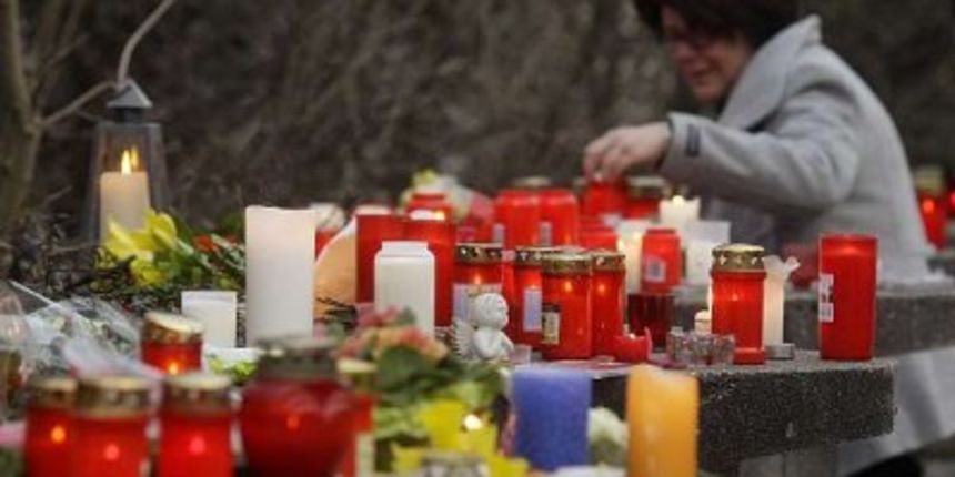 Učenici pale svijeće ispred škole Albertville-Realschule u Winnendenu (Foto: Javno.hr) Učenici pale svijeće ispred škole Albertville-Realschule u Winnendenu (Foto: Javno.hr)