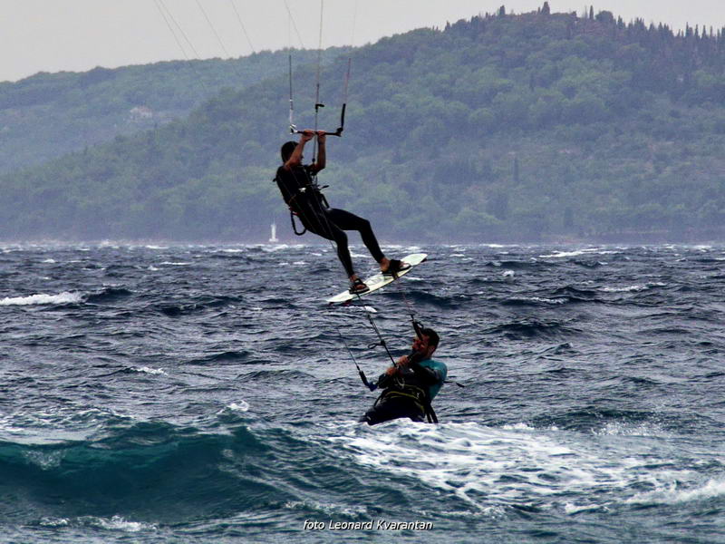 Kiteri i surferi uživali u jakom jugu