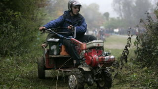 Orahovica, 171010.
Nedaleko od orahovackog jezera na obroncima brda Ruzica grada odrzana je cetvrta po redu utrka motokultivatora i specijalnih vozila koja su izradjena od motora mjesalice za beton i mjenjaca automobila Lada Niva. Namjera organizatora utr