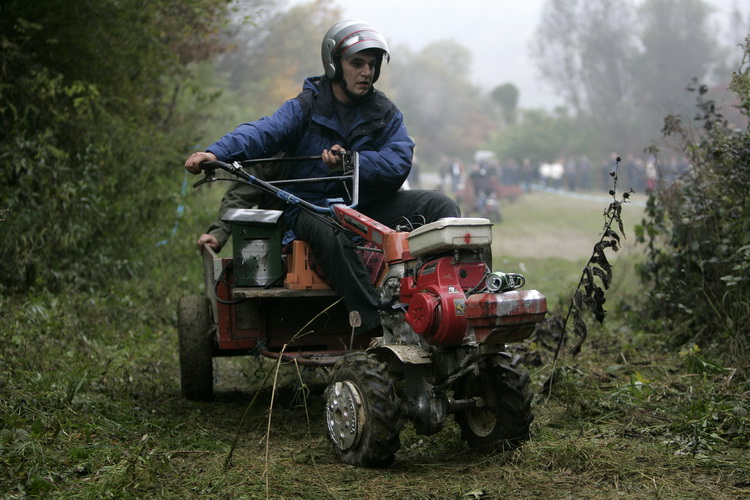 Orahovica, 171010.
Nedaleko od orahovackog jezera na obroncima brda Ruzica grada odrzana je cetvrta po redu utrka motokultivatora i specijalnih vozila koja su izradjena od motora mjesalice za beton i mjenjaca automobila Lada Niva. Namjera organizatora utr