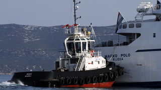 Kornati, Otok Sit, 261009 .
Putnicki brod Marko Polo nasukao se prekjucer unutar otoka Sita na sjeverozapadnoj strani. 
Marko Polo je provom zaorao barem desetak metara u kopno, srusio morske stijene i raslinje, probio zid ograde obitelji Kovacev i zausta