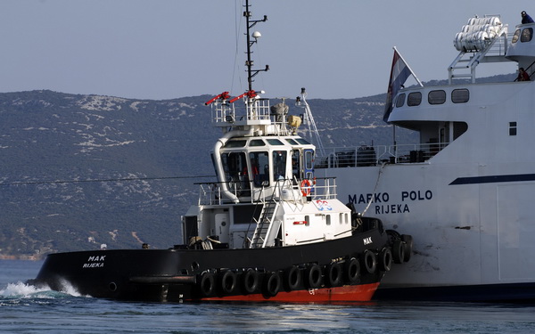 Kornati, Otok Sit, 261009 .
Putnicki brod Marko Polo nasukao se prekjucer unutar otoka Sita na sjeverozapadnoj strani. 
Marko Polo je provom zaorao barem desetak metara u kopno, srusio morske stijene i raslinje, probio zid ograde obitelji Kovacev i zausta