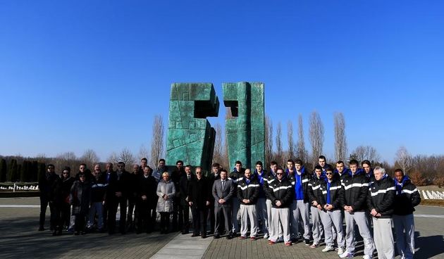 18.02.2015., Vukovar – Delegacije klubova kosarkaskog Kupa Hrvatske zapalili svijece i polozili vijence na Memorijalnom groblju hrvatskih branitelja. Photo: Davor Javorovic/PIXSELL