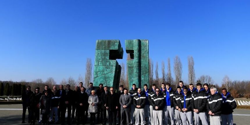 18.02.2015., Vukovar – Delegacije klubova kosarkaskog Kupa Hrvatske zapalili svijece i polozili vijence na Memorijalnom groblju hrvatskih branitelja. Photo: Davor Javorovic/PIXSELL 18.02.2015., Vukovar – Delegacije klubova kosarkaskog Kupa Hrvatske zapalili svijece i polozili vijence na Memorijalnom groblju hrvatskih branitelja. Photo: Davor Javorovic/PIXSELL