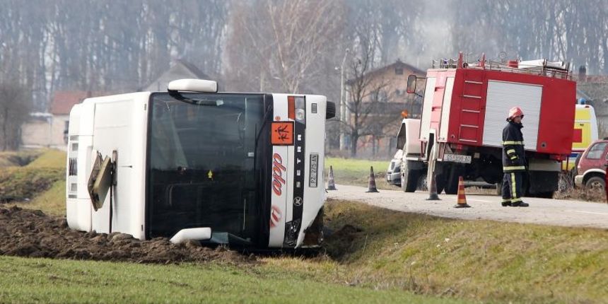 U prijepodnevnim satima prevrnuo se skolski autobus koji je ucenike osnovne skole prevozio od Dopsina do Vladislavaca nedaleko od Osijeka. Photo: Marko Mrkonjic/PIXSELL U prijepodnevnim satima prevrnuo se skolski autobus koji je ucenike osnovne skole prevozio od Dopsina do Vladislavaca nedaleko od Osijeka. Photo: Marko Mrkonjic/PIXSELL