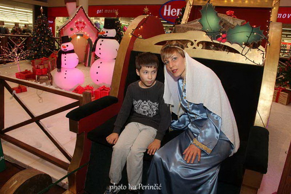 Sv. Luce razveselila mališane u Supernova centru, Foto: Iva Perinčić Sv. Luce razveselila mališane u Supernova centru, Foto: Iva Perinčić