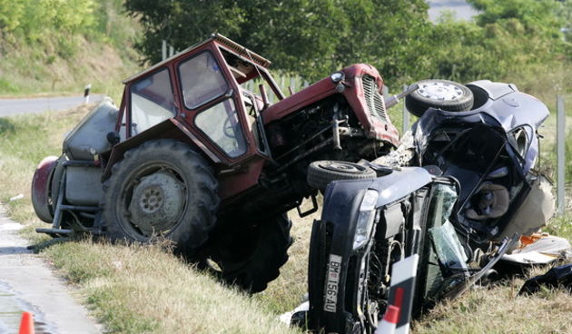 Knezevi Vinogradi, Baranja, 010809. Jutros oko 7. sati na cesti izmedju baranjskog mjesta Suze i Knezevih Vinograda dogodila se teska prometna nesreca u trenutku kada je automobil Opel BM registracije izgubio kontrolu nad vozilom i udario u traktor pri ce