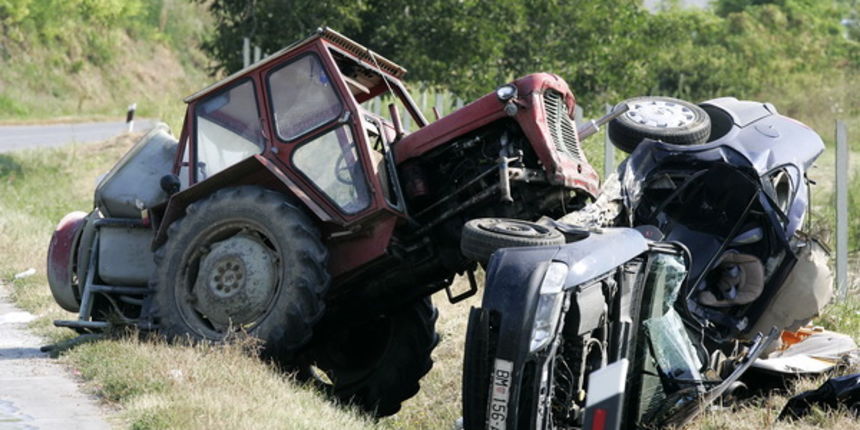 Knezevi Vinogradi, Baranja, 010809. Jutros oko 7. sati na cesti izmedju baranjskog mjesta Suze i Knezevih Vinograda dogodila se teska prometna nesreca u trenutku kada je automobil Opel BM registracije izgubio kontrolu nad vozilom i udario u traktor pri ce