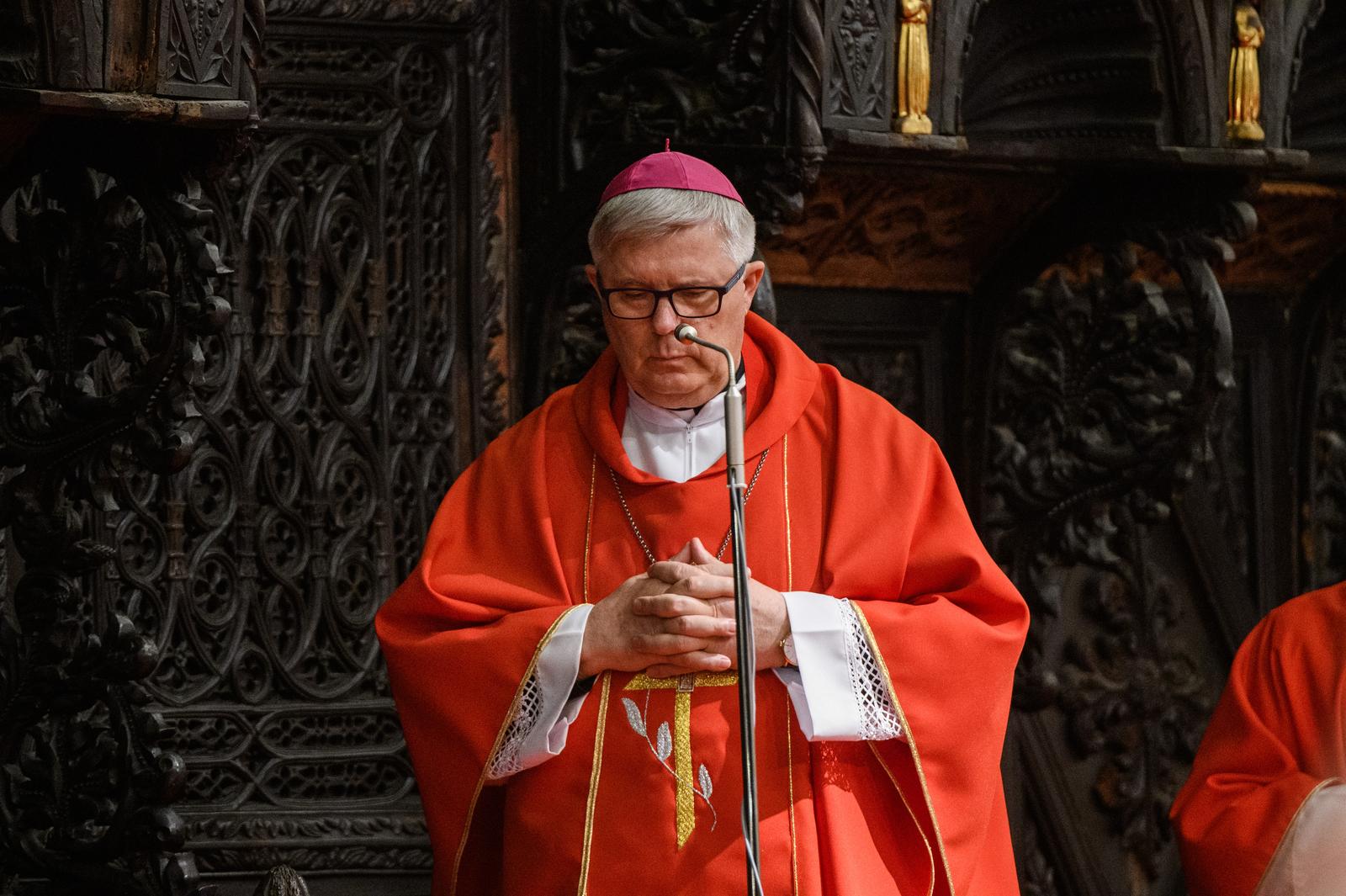 Nadbiskup Zgrablić predvodio Službu Muke Gospodnje u katedrali sv. Stošije Nadbiskup Zgrablić predvodio Službu Muke Gospodnje u katedrali sv. Stošije