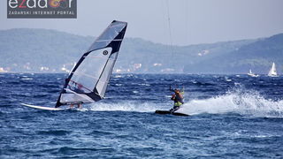 Guštanje surfera u jakom jugu Guštanje surfera u jakom jugu