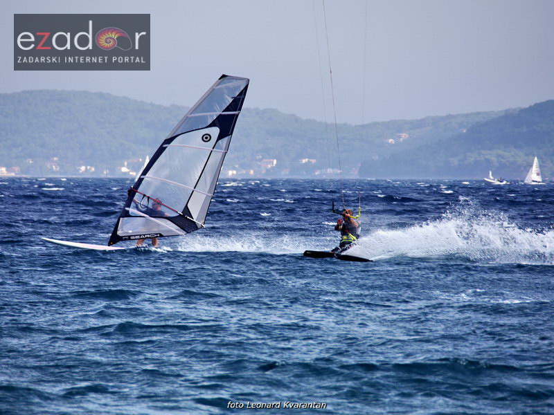 Guštanje surfera u jakom jugu Guštanje surfera u jakom jugu