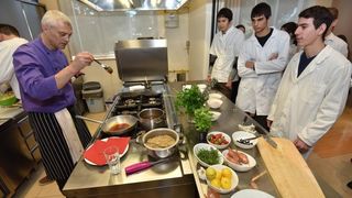 Zadar – Na prezentaciji u Impact centru Kuhar Renato Kraljev pripremao je zajedno s ucenicima tri slana i tri slatka jela s jagodama. Projektom se zeli povecati interes za uzgoj i konzumaciju jagoda u Zadarskoj zupaniji. Photo: Dino Stanin/PIXSELL Autor