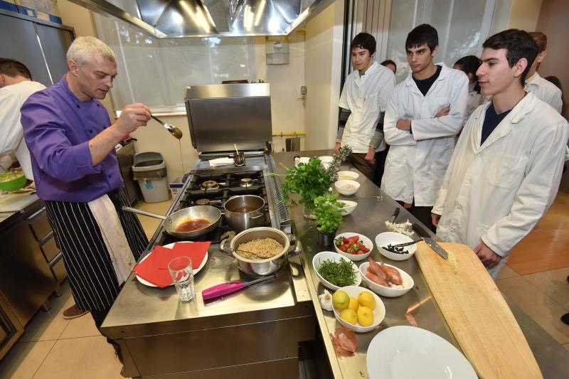 Zadar – Na prezentaciji u Impact centru Kuhar Renato Kraljev pripremao je zajedno s ucenicima tri slana i tri slatka jela s jagodama. Projektom se zeli povecati interes za uzgoj i konzumaciju jagoda u Zadarskoj zupaniji. Photo: Dino Stanin/PIXSELL Autor