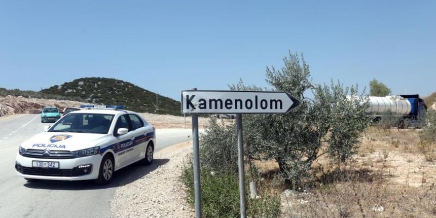 Jutros oko 10 sati u kamenolomu smrtno je stradao jedan radnik. Ocevid je u tijeku Jutros oko 10 sati u kamenolomu smrtno je stradao jedan radnik. Ocevid je u tijeku