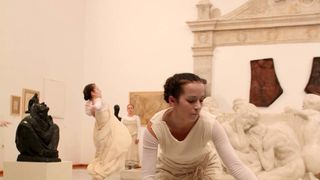 Glazbeno-plesni performans “Ona koja nosi”, foto: Iva Perinčić Glazbeno-plesni performans “Ona koja nosi”, foto: Iva Perinčić