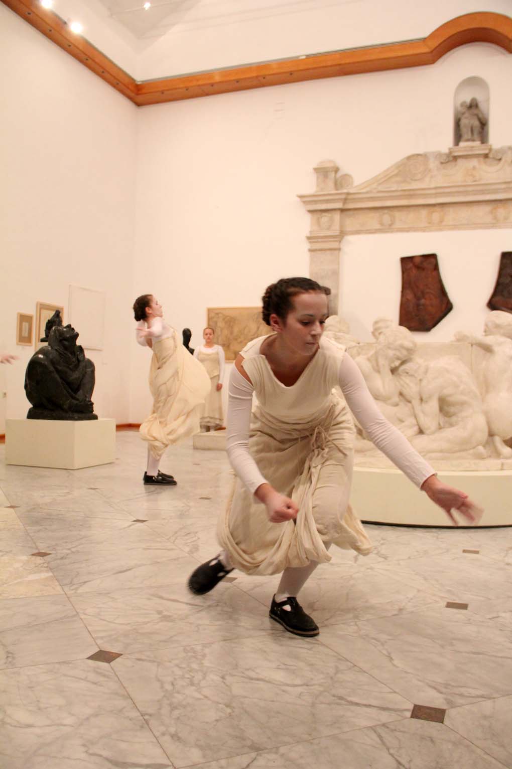 Glazbeno-plesni performans “Ona koja nosi”, foto: Iva Perinčić Glazbeno-plesni performans “Ona koja nosi”, foto: Iva Perinčić