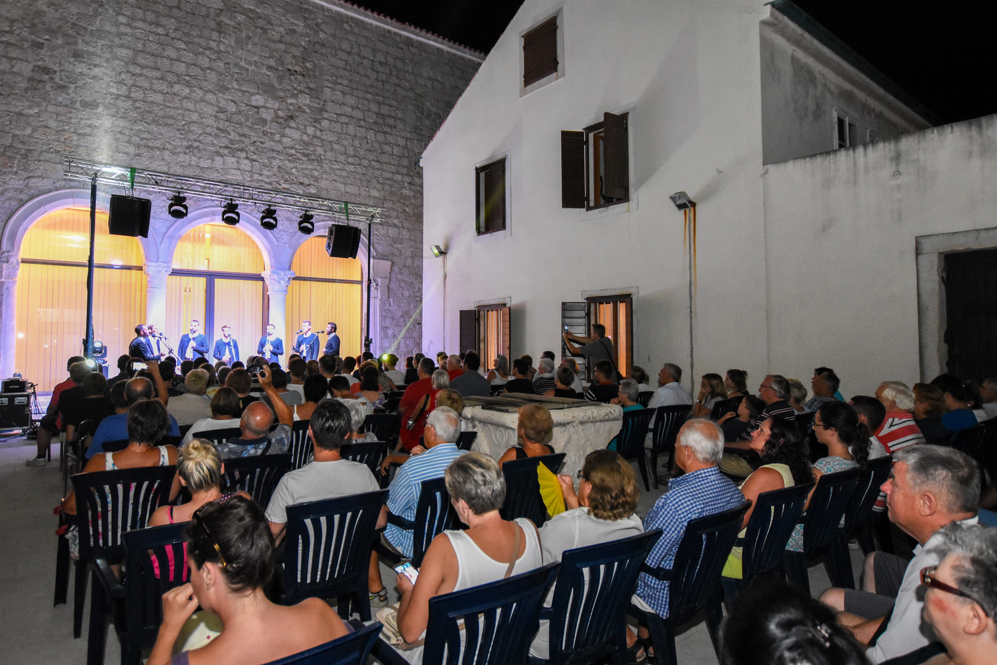 Klapa Bošket nastupila u Pagu