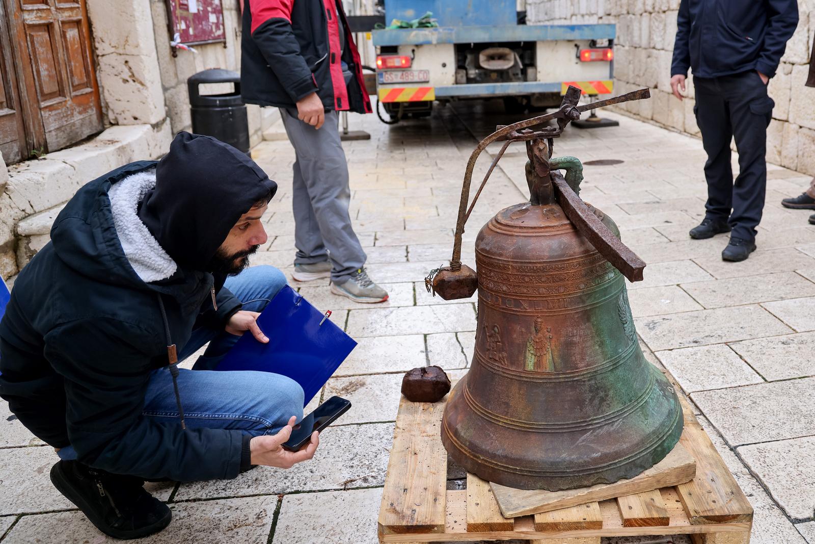 Uklanja se zvono s Kneževog dvora u Pagu Uklanja se zvono s Kneževog dvora u Pagu