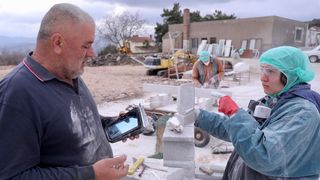 Mladi europski kipari stigli u Imotski, punom parom rade spomenik kultnom Mercedesu Mladi europski kipari stigli u Imotski, punom parom rade spomenik kultnom Mercedesu