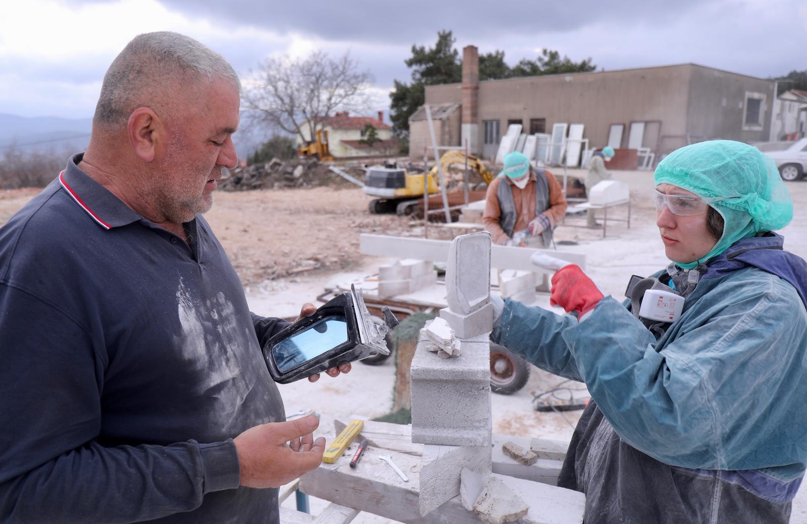 Mladi europski kipari stigli u Imotski, punom parom rade spomenik kultnom Mercedesu Mladi europski kipari stigli u Imotski, punom parom rade spomenik kultnom Mercedesu