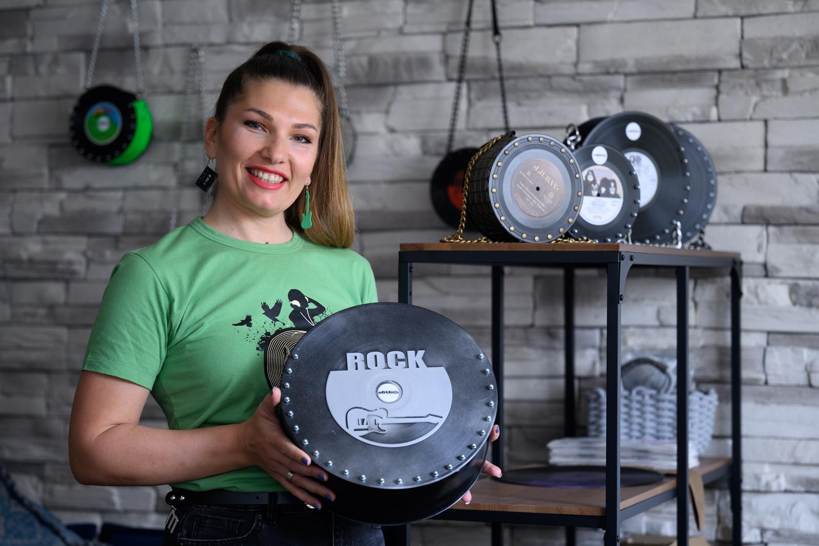 Miljana Jovičić proizvodi torbice od starih gramofonskih ploča