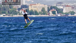 Guštanje surfera u jakom jugu Guštanje surfera u jakom jugu