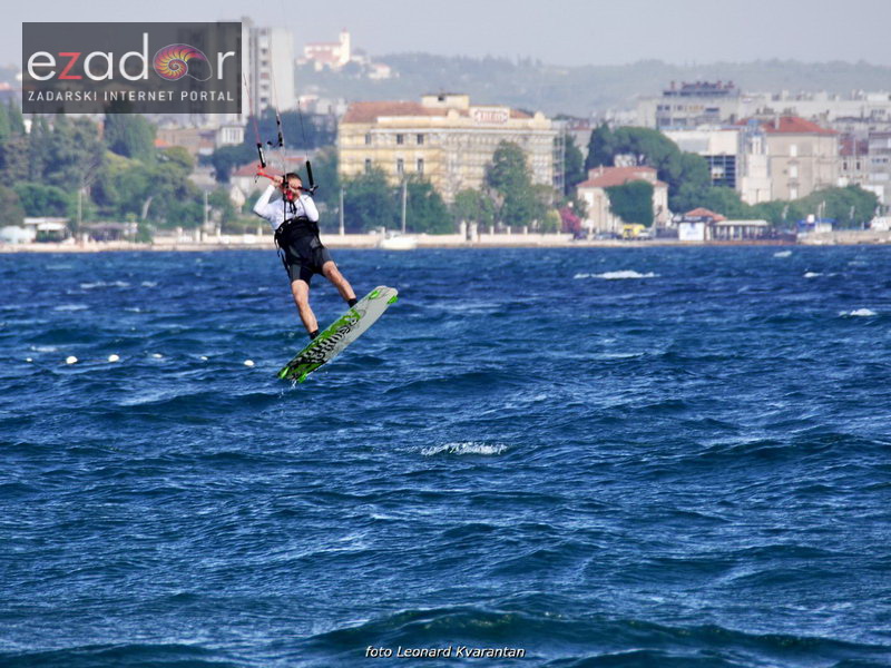 Guštanje surfera u jakom jugu Guštanje surfera u jakom jugu