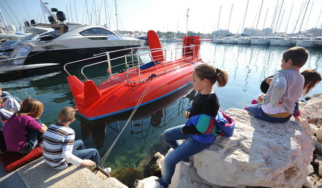 Biograd, 251012.
U marini Kornati u Biogradu, otvoren je 14. Biograd Boat Show na kojem ce se predstaviti 240 izlagaca i 260 plovila od 2 do 23 metra.
Na fotografiji: djeca promatraju domaci proizvod iz Biograda turisticku polupodmorniucu za rezgledavanje