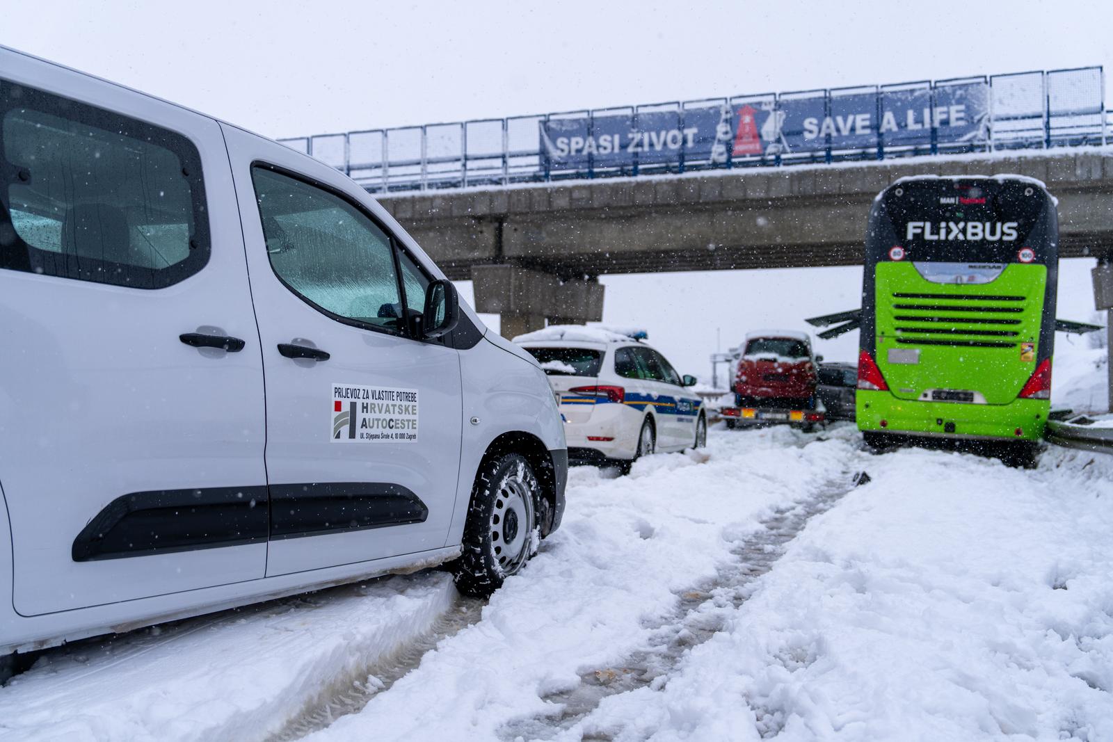 Lančani sudar autobusa i pet automobila kod Gospića