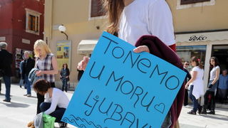 Zadar, 220413
Freeze flash mob performans zadarskih srednjoskolaca na Narodnom trgu.
Na fotografiji: detalj s performansa
Foto: Luka Gerlanc / CROPIX Zadar, 220413
Freeze flash mob performans zadarskih srednjoskolaca na Narodnom trgu.
Na fotografiji: detalj s performansa
Foto: Luka Gerlanc / CROPIX