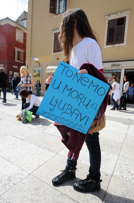 Zadar, 220413
Freeze flash mob performans zadarskih srednjoskolaca na Narodnom trgu.
Na fotografiji: detalj s performansa
Foto: Luka Gerlanc / CROPIX Zadar, 220413
Freeze flash mob performans zadarskih srednjoskolaca na Narodnom trgu.
Na fotografiji: detalj s performansa
Foto: Luka Gerlanc / CROPIX