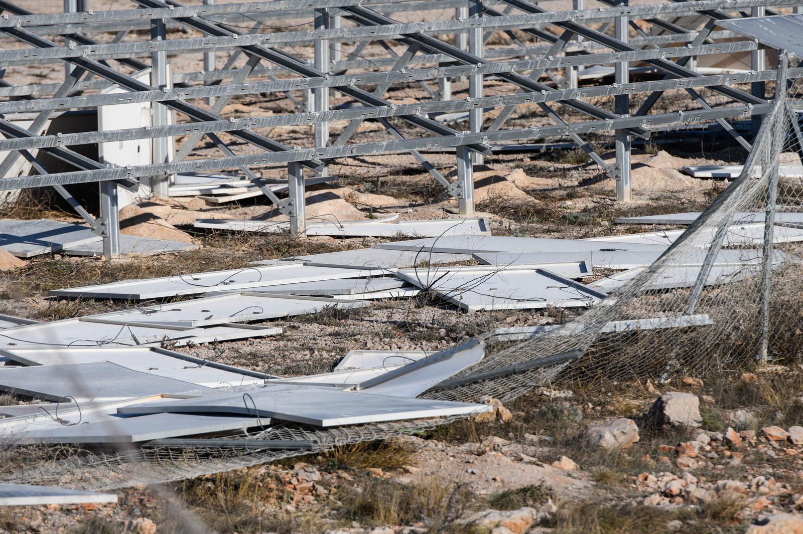 U Zatonu Obrovačkom bura uništila jednu od najvećih solarnih elektrana u Hrvatskoj U Zatonu Obrovačkom bura uništila jednu od najvećih solarnih elektrana u Hrvatskoj