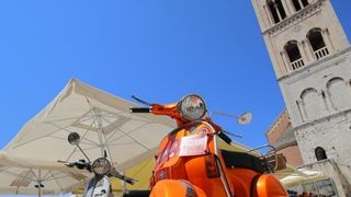 Vespaši izložili “ljubimce” ispred crkve sv. Donata, foto: Filip Brala/PIXSELL Vespaši izložili “ljubimce” ispred crkve sv. Donata, foto: Filip Brala/PIXSELL