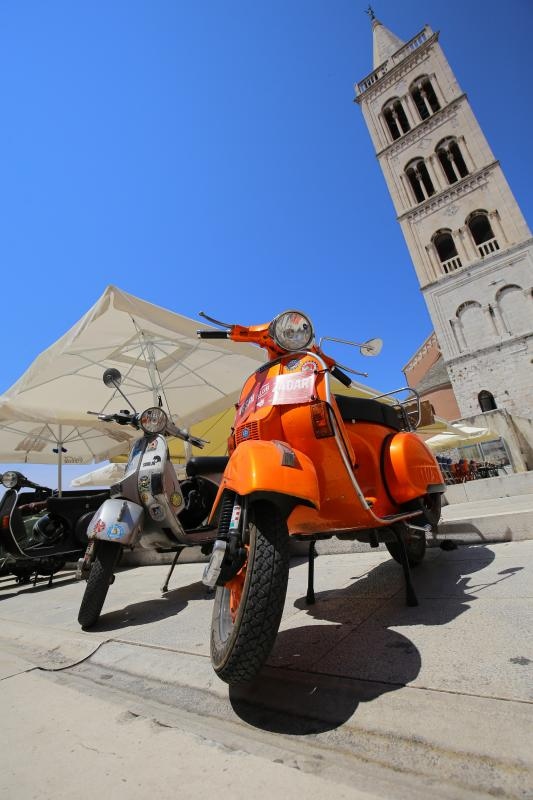 Vespaši izložili “ljubimce” ispred crkve sv. Donata, foto: Filip Brala/PIXSELL Vespaši izložili “ljubimce” ispred crkve sv. Donata, foto: Filip Brala/PIXSELL