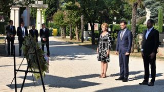 Povodom Dana pobjede kod središnjeg križa na Gradskom groblju položeni vijenci Povodom Dana pobjede kod središnjeg križa na Gradskom groblju položeni vijenci