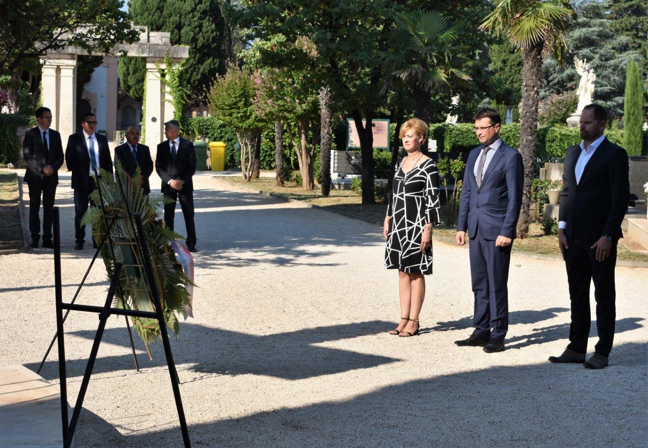Povodom Dana pobjede kod središnjeg križa na Gradskom groblju položeni vijenci Povodom Dana pobjede kod središnjeg križa na Gradskom groblju položeni vijenci